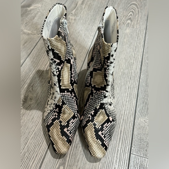 Cocoa Faux Snakeskin Ankle Boots Size 8.5, Vegan Leather, 2.25 inch heel - Picture 4 of 9